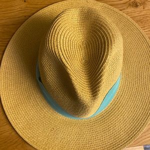 Beach hat with turquoise blue band